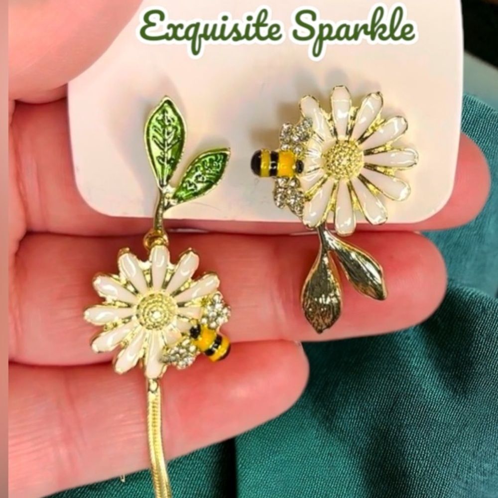 🐝 Asymmetrical GoldTone Bee & Daisy Enamel Post Back Statement Earrings